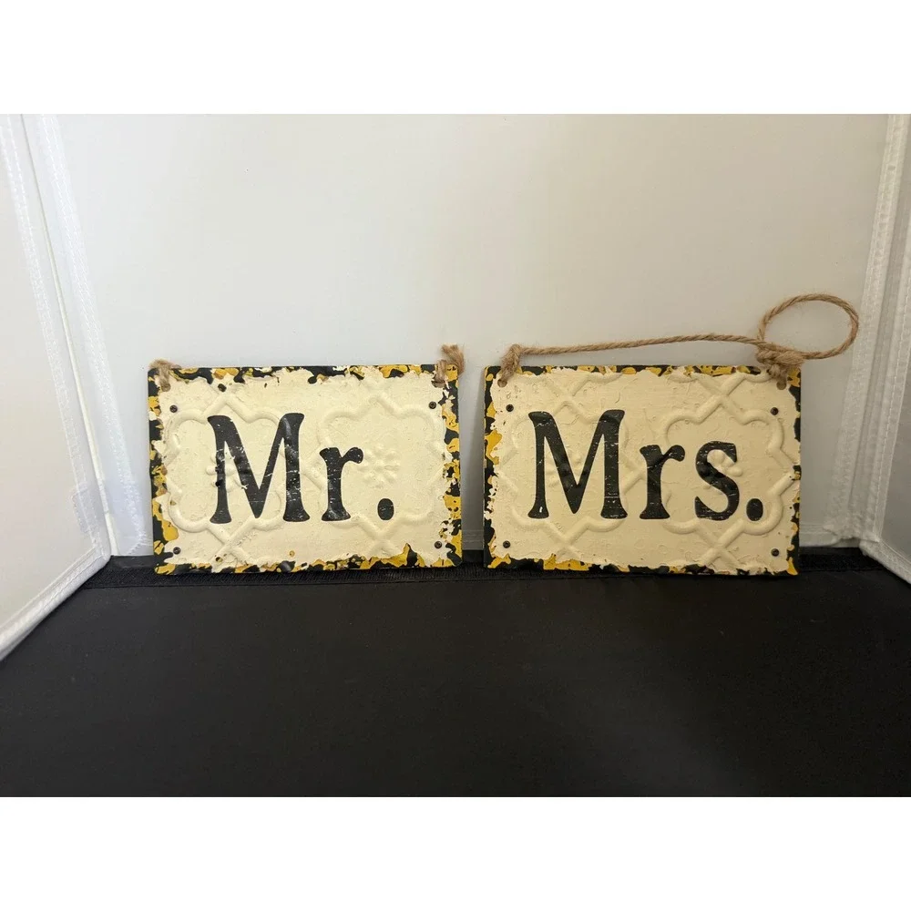 Mr & Mrs Metal Hanging bathroom Signs‎ Set Shabby Chic Rustic Wedding Photo Prop